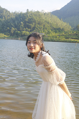 白色透视裙美女河边写真
