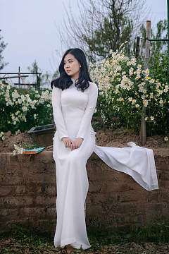 亚洲美女白色奥黛写真