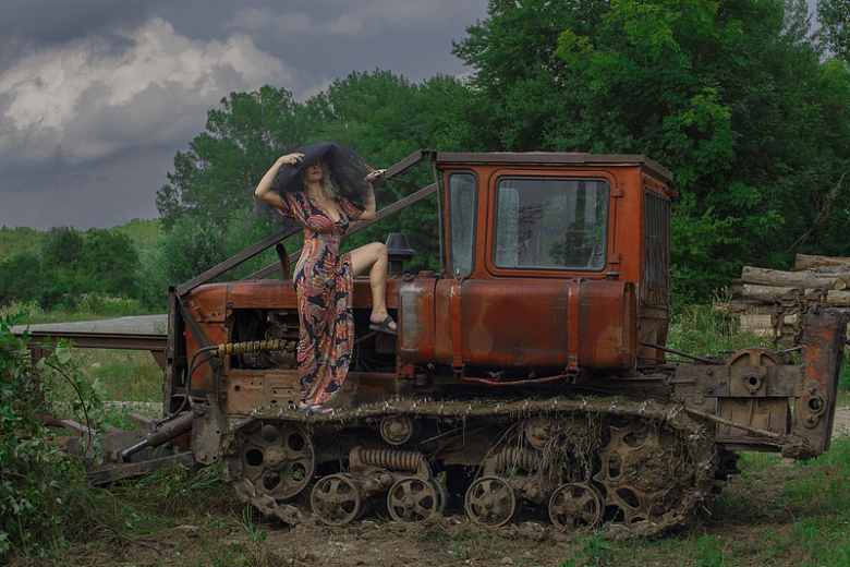 废弃拖拉机性感美女写真