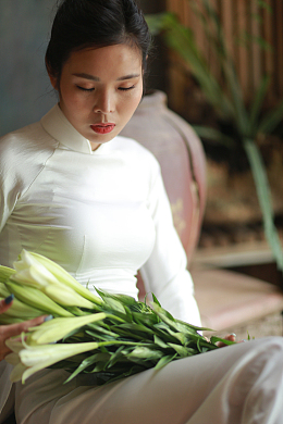 越南白色奥黛美女生活照
