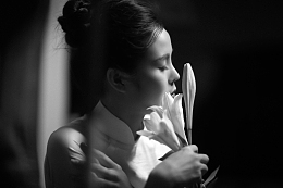 白色奥黛美女黑白肖像