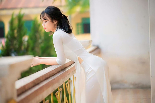 性感翘臀白色奥黛美女