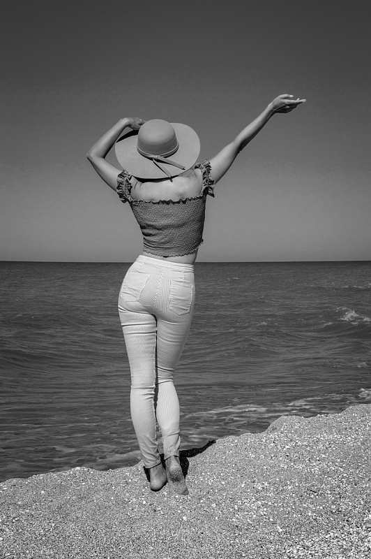 海边美女黑白背影写真