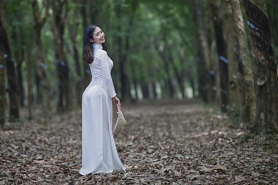 前凸后翘白色奥黛美女
