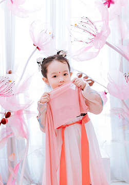 汉服小女孩仙气飘飘艺术照
