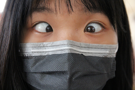 戴口罩斗鸡眼女孩