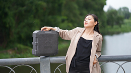 卡其色西装马尾辫女生
