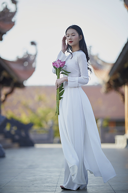 白色仙气飘飘奥黛裙美女