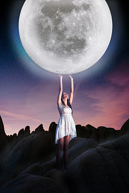 美女手揽明月创意