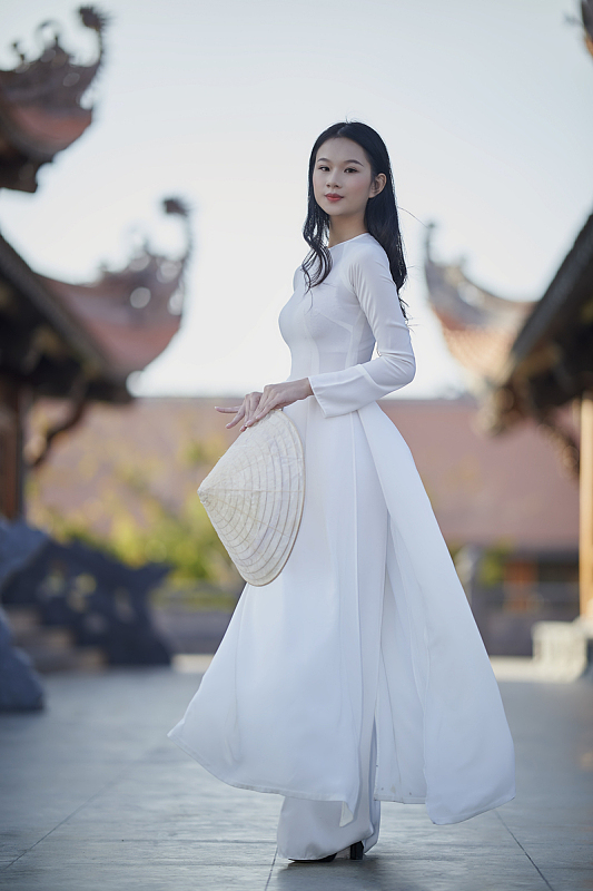 越南白色奥黛裙美女