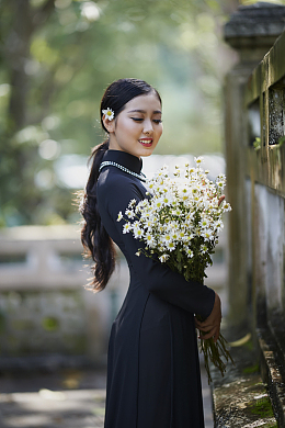 黑色奥黛旗袍美女手捧花