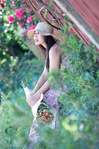文艺女孩手拿花束