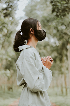 女生戴口罩