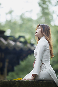 越南白色奥黛旗袍装美女