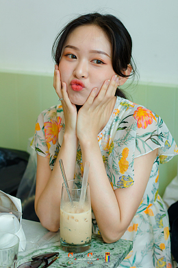 奶茶店美女嘟嘴卖萌