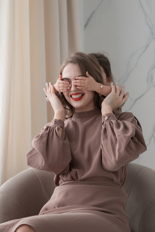 欧美母女温馨时光