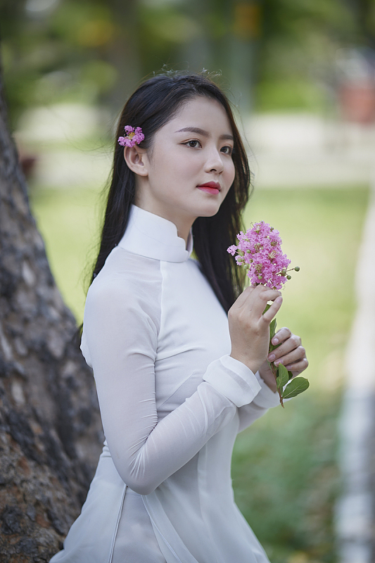 白色越服美女