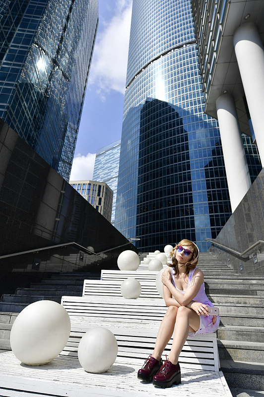 现代高楼建筑美女