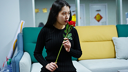 沙发美女手持玫瑰花