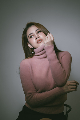 粉色高领毛衣美女写真