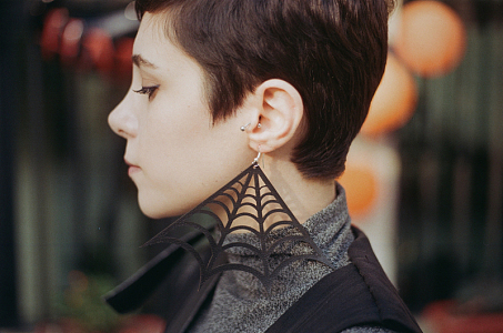 知性短发美女侧颜