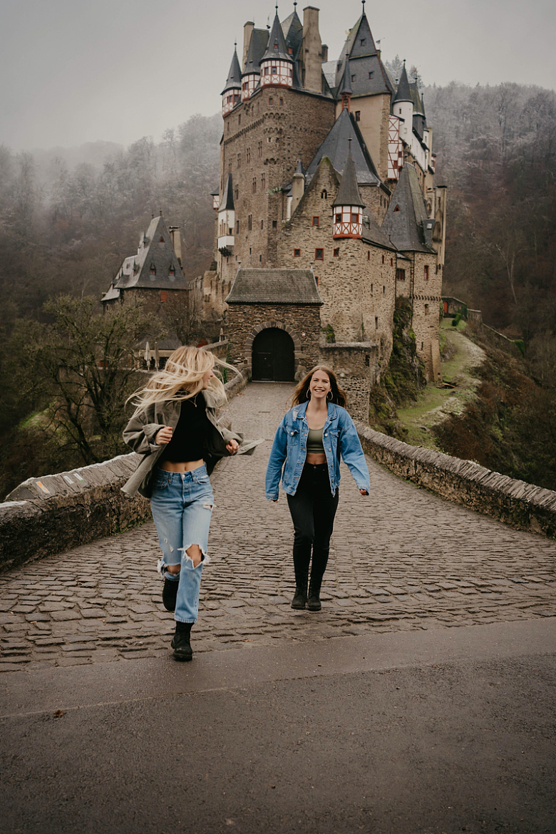 城堡前的两闺蜜