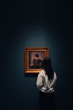美女看画展背影