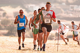 运动场奔跑的运动员
