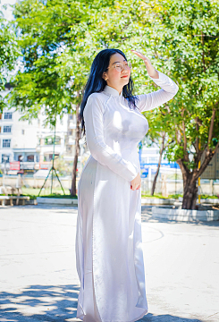 越南白色奥黛旗袍美女