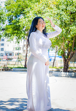 越南白色奥黛旗袍美女