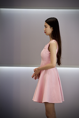 粉色连衣裙长发美女