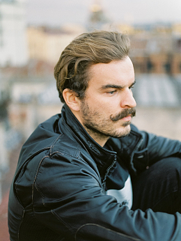 留胡子的男人侧脸