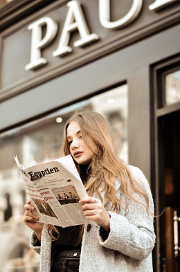 街拍看报纸美女