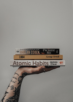 手托三本英文书籍