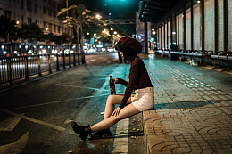 午夜美女街头买醉