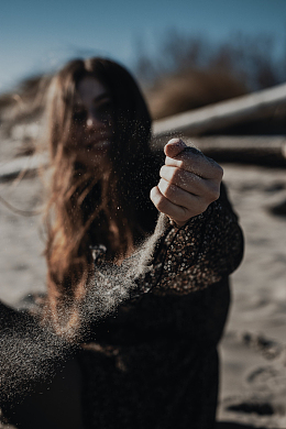 欧美美女手握细沙