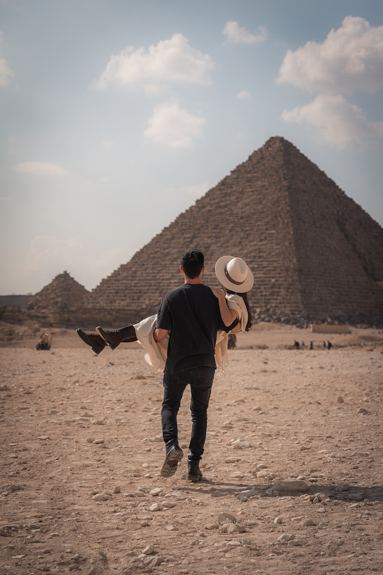 埃及金字塔旅行情侣