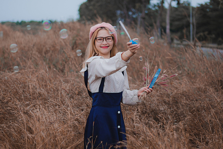 秋季美女野草丛吹泡泡