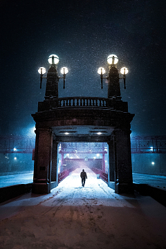夜幕雪中行走的背影