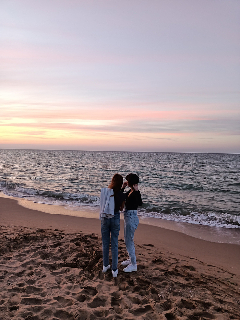 站在沙滩上两闺蜜背影