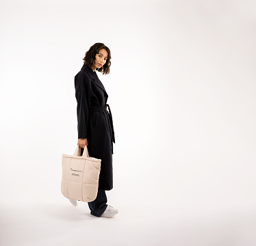 时尚黑色大衣美女穿搭