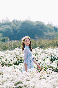 行走在花海丛中的美女