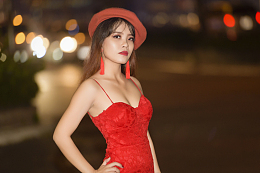 午夜街拍吊带红裙性感美女