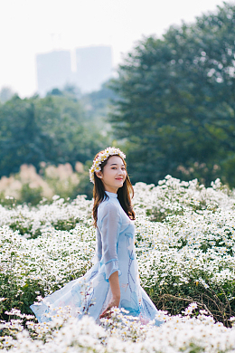 暖春花海美女少妇