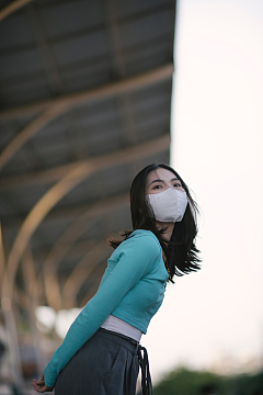 街拍戴口罩美女