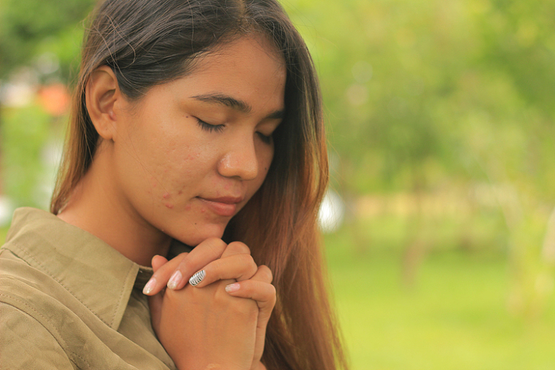 越南美女祈祷