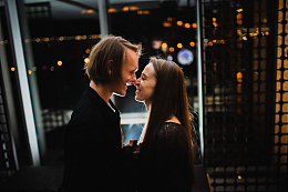 中年夫妻面对面