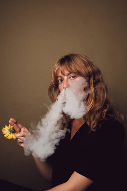 鼻孔喷烟的美女