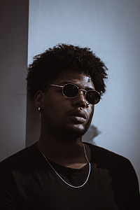 戴墨镜的黑人男人