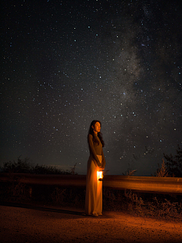 站在星空下的美女